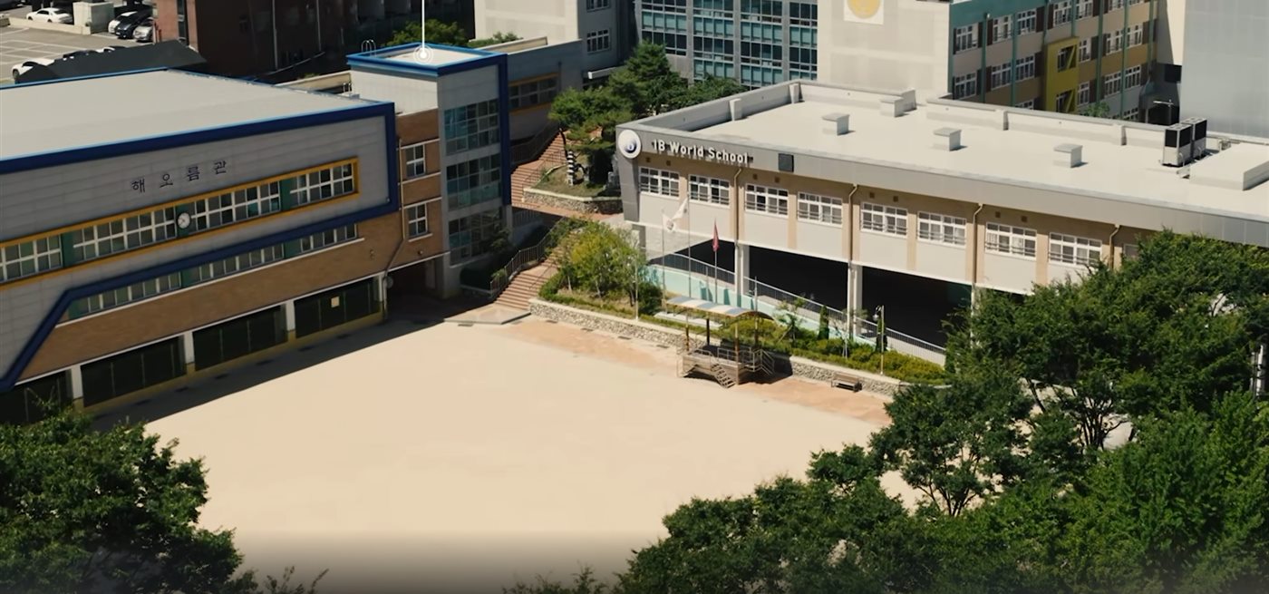 IB World School 간판이 보이는 대구 덕인초등학교